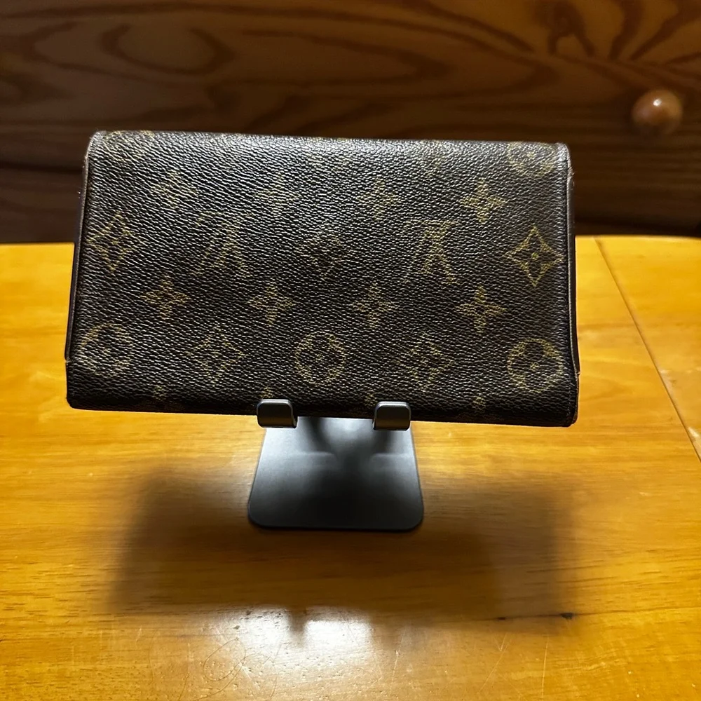 Louis Vuitton Brown Monogram Large International Trifold Wallet - Picture 2 of 11